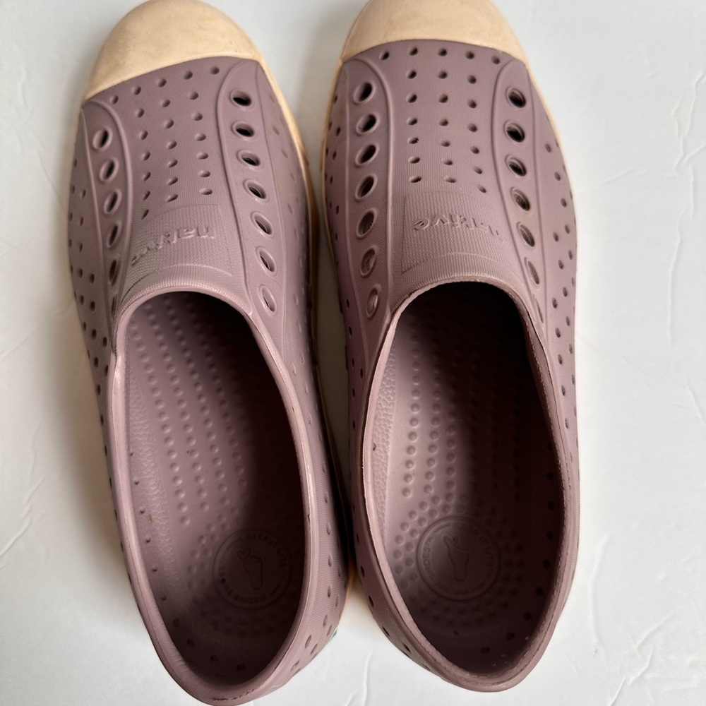 Native Slip-On Flats in Mauve w Cream Soles